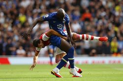 Lukaku làm khổ hàng phòng ngự Arsenal