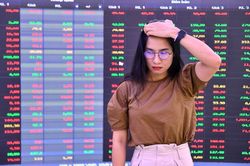 VN-Index lại lao dốc hơn 30 điểm