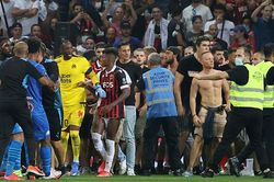 CĐV đánh nhau to với cầu thủ, trận Nice vs Marseille bị hoãn