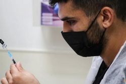 Israel phát hiện mũi vắc xin COVID-19 tăng cường làm giảm nguy cơ lây nhiễm