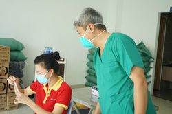Thứ trưởng Nguyễn Trường Sơn hướng dẫn người dân tự làm xét nghiệm COVID-19