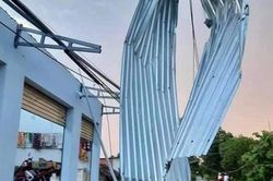 Tiền Giang - Bến Tre: Lốc xoáy kèm vòi rồng làm hàng trăm căn nhà bị sập và tốc mái
