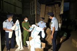 Lào Cai: Phát hiện 8.300 bộ quần áo phòng chống dịch không rõ nguồn gốc xuất xứ