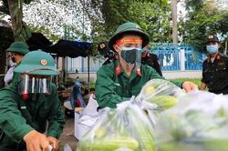 Bộ đội, công an đi chợ hộ cho người dân TP.HCM