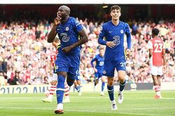 Lukaku 'khai hỏa', Chelsea hạ đo ván Arsenal ngay tại Emirates
