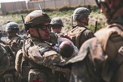 Bé gái Afghanistan 2 tuổi chết thương tâm ở sân bay Kabul khi sơ tán