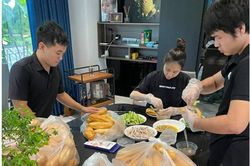 Đàm Thu Trang - Cường Đô La tận tay làm từng ổ bánh mì cứu trợ mùa dịch