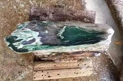 Nhặt được thứ giống mảnh gỗ mục, chàng trai đem về vì tưởng là ngọc quý, đến khi nghe kết luận thì vừa hụt hẫng vừa phấn khích