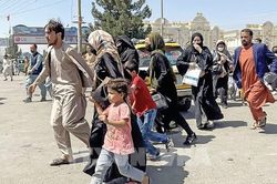 Người dân ở Afghanistan gặp khó khăn khi giá hàng hóa tăng, ngân hàng đóng cửa