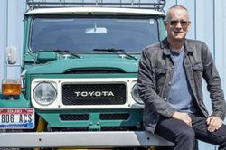 Tài tử Tom Hanks thanh lý xe cũ đạt mức giá kỷ lục