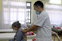 Chăm sóc sức khỏe người cao tuổi trong mùa dịch