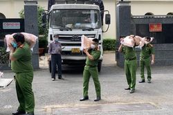 Cô Dậu - chủ cơ sở Như Lan tặng 100 tấn gạo và hàng ngàn suất ăn