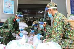 Hình ảnh Bộ đội trao nhu yếu phẩm tận nhà cho người dân TPHCM