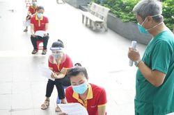 Thứ trưởng Bộ Y tế Nguyễn Trường Sơn chia sẻ sự cần thiết tự test nhanh COVID-19