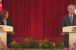 Thủ tướng Singapore và Phó Tổng thống Mỹ đã thử micro thế nào mà cả phòng họp bật cười?