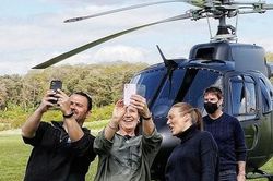 Tom Cruise đáp trực thăng riêng xuống nhà dân