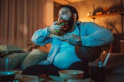 7 lý do bạn ăn nhiều hơn khi giãn cách xã hội