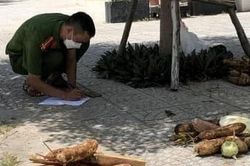 Chiến sĩ công an chia rau củ cho người dân giữa trưa nắng