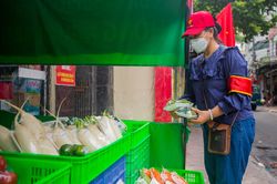 Gian hàng đồng giá 10.000 đồng không người bán ở Hà Nội