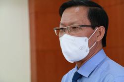 Chủ tịch TP.HCM: Lên kế hoạch từng bước để mở cửa lại nền kinh tế
