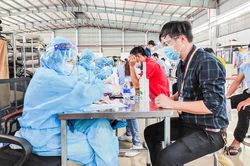 Có nên uống thuốc chống dị ứng trước khi tiêm vaccine Covid-19?