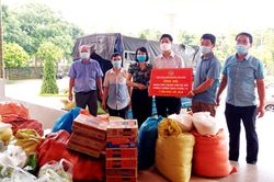 Nông dân Lào Cai ủng hộ hơn 50 tấn lương thực và rau xanh giúp người dân TP Hà Nội