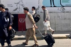 Hơn 1 tuần sau ngày Kabul thất thủ, sân bay vẫn hỗn loạn