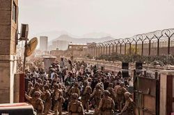 Mỹ có 8 ngày chuyển hàng nghìn người khỏi Afghanistan giữa lúc Taliban, IS đe dọa ra tay