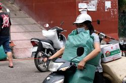 Chợ Hà Đông tạm đóng cửa vì liên quan COVID-19, tiểu thương hớt hải khuân đồ về nhà