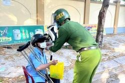 Ra viện không người đón, cụ ông tàn tật được Đại úy Công an chở về tận nhà