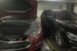 Thêm một chiếc Tesla Model S bốc cháy, xe BMW đỗ bên cạnh bị liên lụy