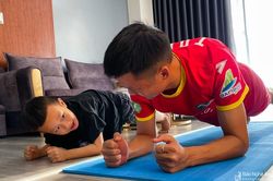 Cầu thủ SLNA ấm áp bên gia đình trong những ngày giãn cách