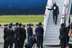 Hình ảnh Phó Tổng thống Mỹ Kamala Harris tới Singapore