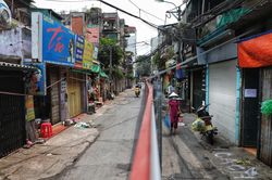 Hà Nội: Lập rào chắn ngăn đôi ngõ để chống dịch COVID-19