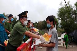 Công an An Giang hỗ trợ 200 tấn gạo cho người khó khăn do COVID-19