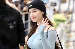 Tại sao showbiz Hàn cấm ca sĩ nữ mặc áo hở rốn biểu diễn?