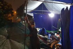 Con gái bật khóc khi biết cha trực chốt trong cơn mưa lớn