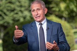 Tiến sĩ Fauci: 'Mỹ có thể bình thường trở lại vào mùa xuân năm 2022'