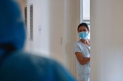 Sai lầm khiến người dân nhiễm SARS-CoV-2 dù ở nhà