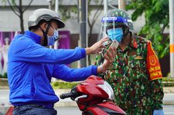 Chưa có giấy đi đường mới, người dân TP.HCM phân trần ở chốt chặn