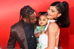Con gái Kylie Jenner được cha tặng xe bus