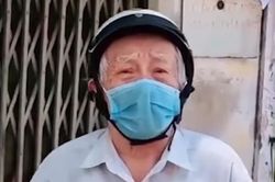 Cụ ông ở TP.HCM được hỗ trợ sau khi đi gõ cửa, xin mua gạo