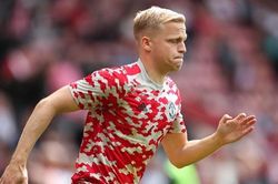 MU: Solskjaer sai lầm vì hoàn toàn bỏ rơi Van de Beek?