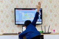 Lớp 1 học trực tuyến: Bộn bề lo âu