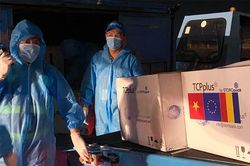 Tiếp nhận 300.000 liều vắc xin Romania tặng Việt Nam