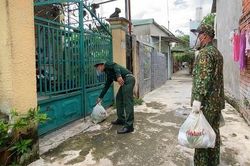 Bình Dương: 'Đi từng ngõ, gõ cửa từng nhà' phát thực phẩm cho người dân giãn cách