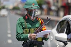 Chiến sỹ cầm 'loa phường hiện đại' tuyên truyền cho dân vùng dịch