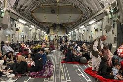 Cập nhật tình hình sơ tán người Afghanistan tới Uganda, Anh và Pháp