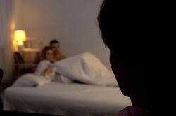 Gọi cửa nhưng vợ quyết không cho vào, đoán vợ giấu tình nhân ở trong, người chồng thản nhiên làm ra 1 việc không ai ngờ tới