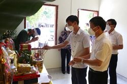 Nén đau thương lập bàn thờ bái vọng cha nơi 'tâm dịch' Covid-19